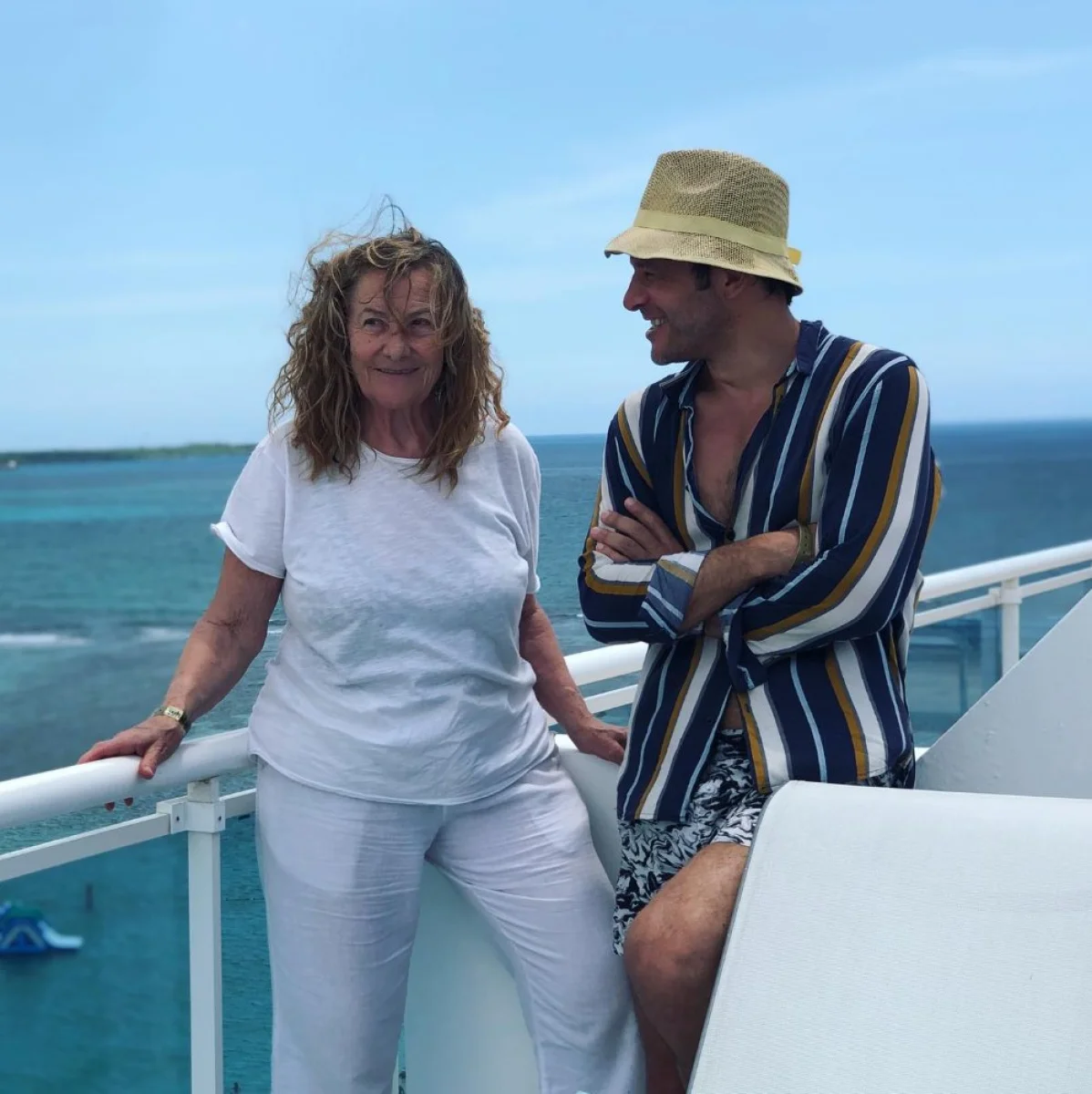 Con su mamá Azucena, amiga y compañera de sueños.
