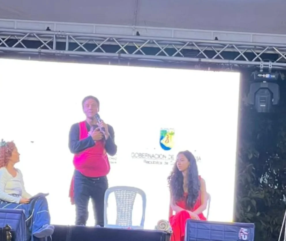 Con su pareja y su bebé en el fular, en la presentación de Sin Clemencia en el Festival de Cine Campesino en San Vicente Ferrer - Colombia.